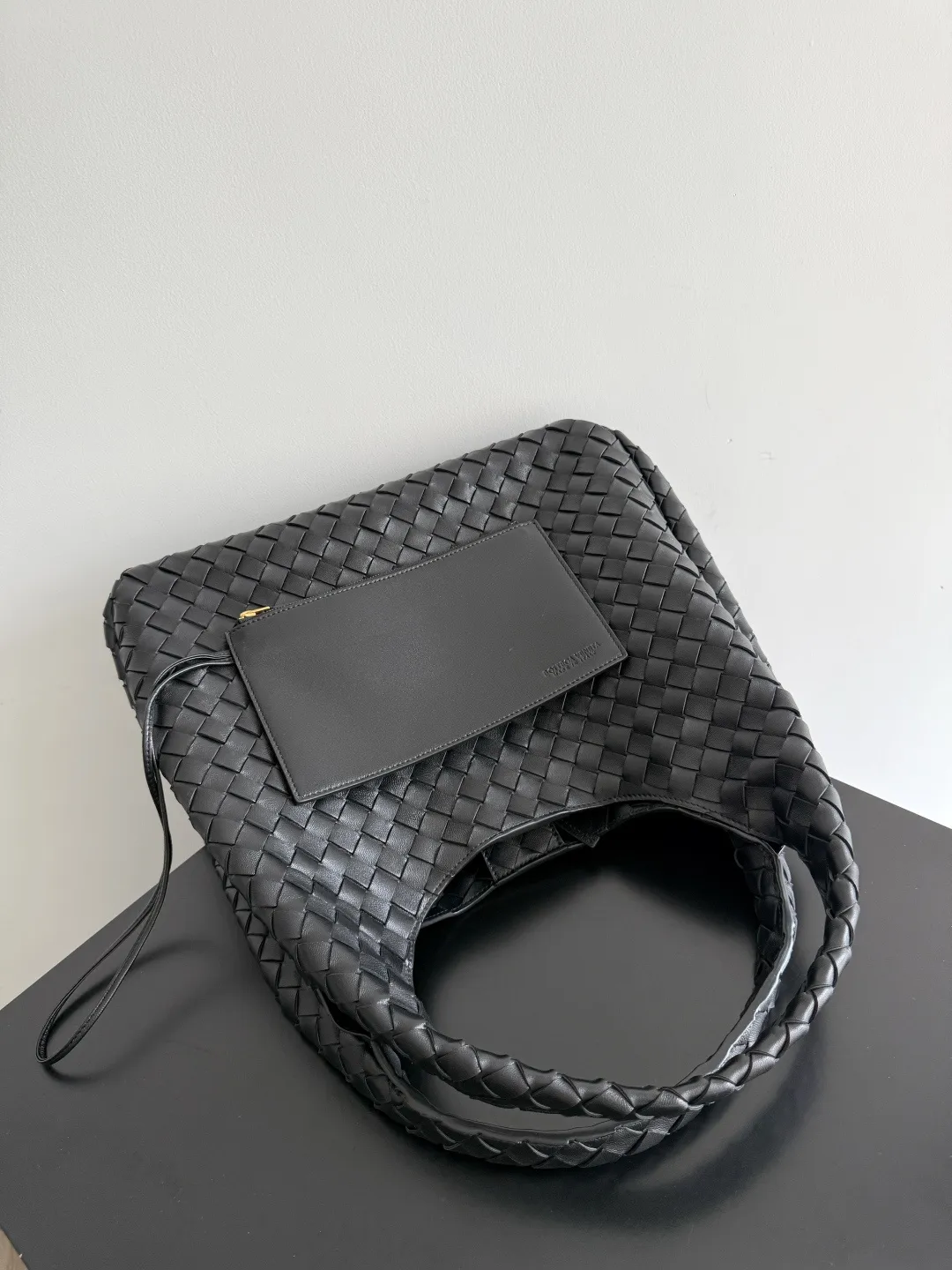 Batch 2760 new products are coming! BOTTEGA VENETA Bottega Veneta's 2025 new Campana shoulder bag is on the market~ First of all, I would like to praise the weight of this bag. As a not too small bag, it is very light for daily use. For people like me who need to carry a lot of belongings when going out, this advantage is great, and it greatly reduces the burden of traveling. 🛍️The shape is a bit like a combination of parachute and jodie. The blunt triangle shape is cute and honest. Carrying it on your back when going shopping is a good mood accelerator. The handles and body of the bag are both classic weaves. A tie is added to the original open design. If it is not tied up, the bag will look like a small vegetable basket when carried. Style number: 844250 Size: 39*24*18.5cm